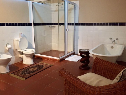 Bathroom, Merilyn Oates Suite