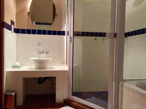 Bathroom, Onze Rust: Emmies' Suite